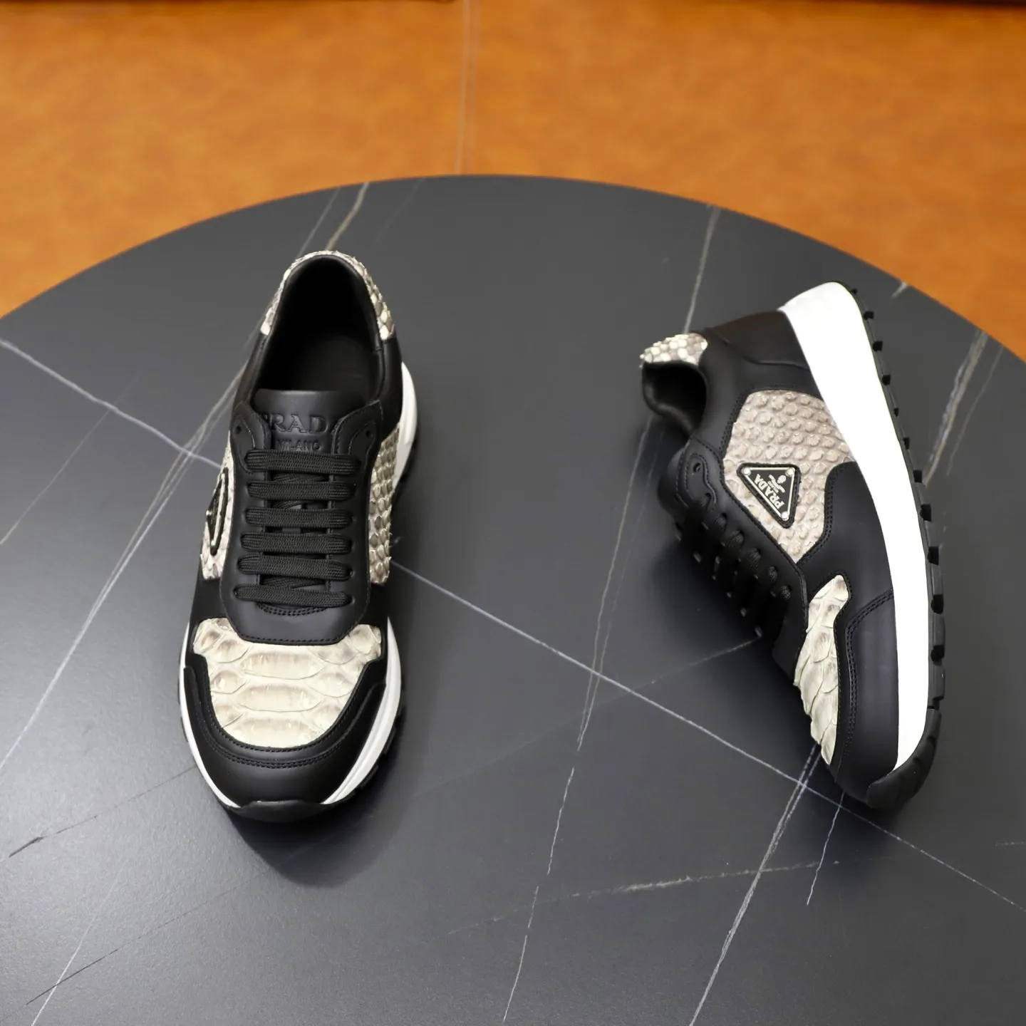 Factory price: 600💰Cow leather lining Brand: PRADA (Prada) Standard code: Men's size 38/44 (45 can be customized) Grade: Same as the official website Material: Original cowhide splicing imported cowhide lining Original combination two-color wear-resistant soft outsole Style category: Leisure and sports version Young fashion European and American trend British style Color: Real picture color